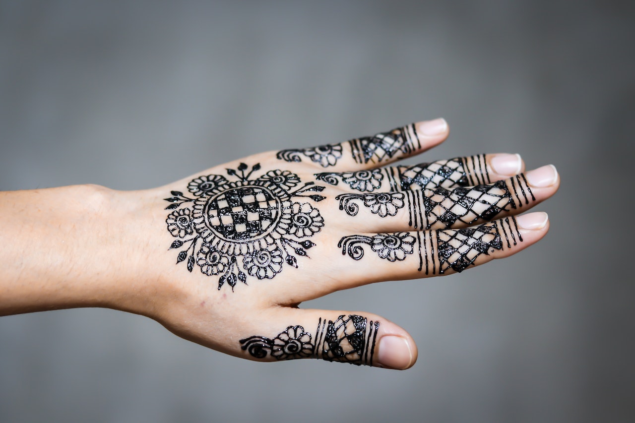 Tatuaż z henny na dłoni